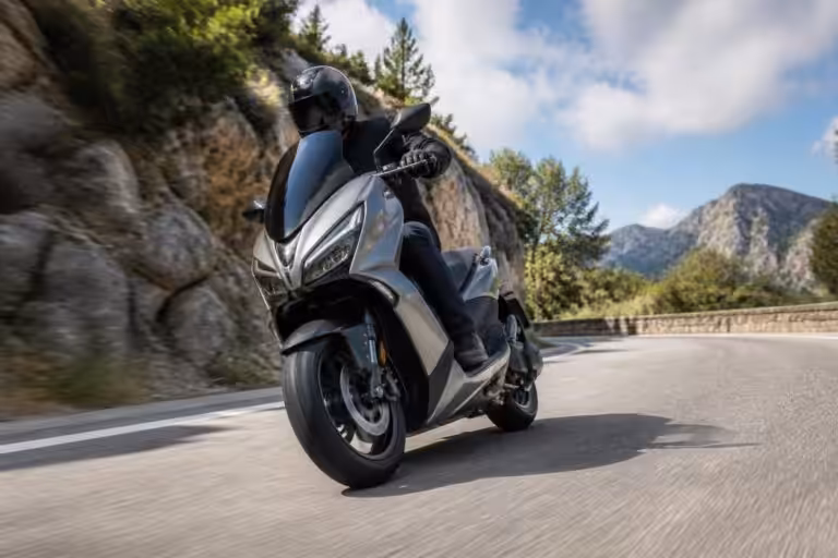 découvrez l'essai complet de la peugeot 125 pulsion gt, un scooter au design dynamique et à la performance affirmée, qui révèle toute la puissance du lion.