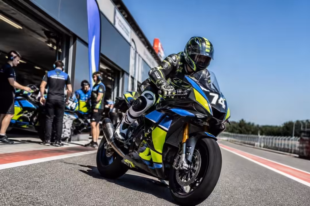 découvrez l'arrivée d'un nouveau talent au sein du junior team pour la prochaine épreuve du championnat de france superbike, une étape clé pour la relève du motocyclisme français.