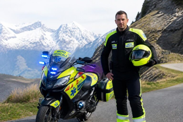 découvrez yoann petitpoisson, pilote de la moto médicale en savoie, toujours prêt à intervenir rapidement pour sauver des vies.