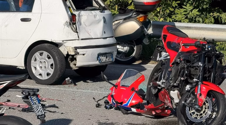 Collision spectaculaire entre un tramway et une moto à un carrefour en Essonne : bilan pour le motard et son passager