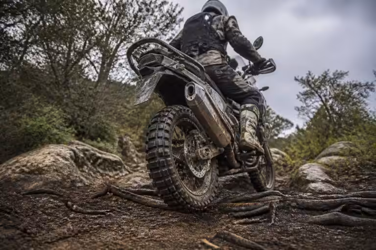 découvrez notre essai complet des pneus michelin anakee wild, spécialement conçus pour les trails. performance, adhérence et durabilité au rendez-vous pour vos aventures tout-terrain.