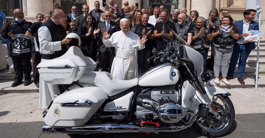 À Saint-Lô, le prêtre bénit 200 motards : une célébration où la vitesse rime avec protection