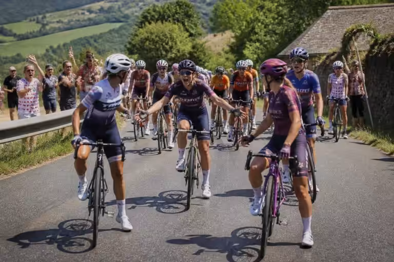 découvrez les incidents choquants survenus lors du tour de france femmes 2026 et les réactions indignées des coureuses face à ces événements marquants du parcours.