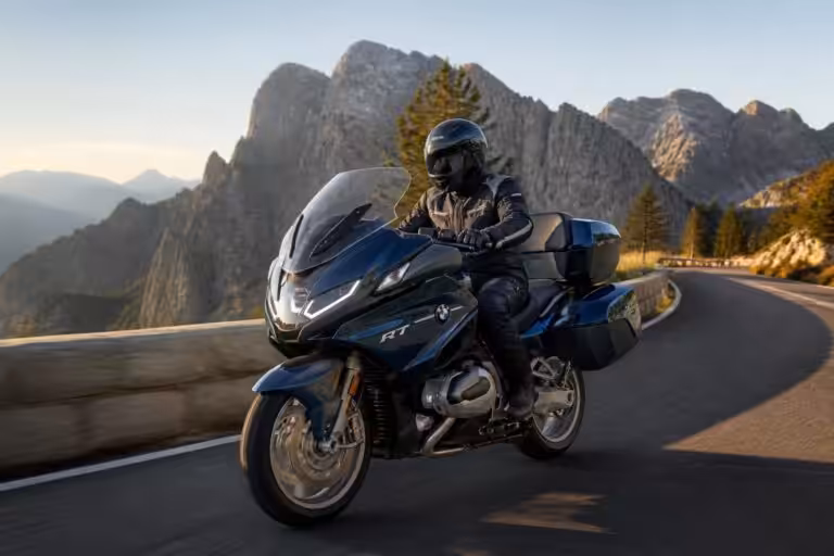 découvrez l'essai complet de la bmw r 1300 rt 2025, la reine des motos routières alliant performance, confort et technologie de pointe pour vos trajets longue distance.