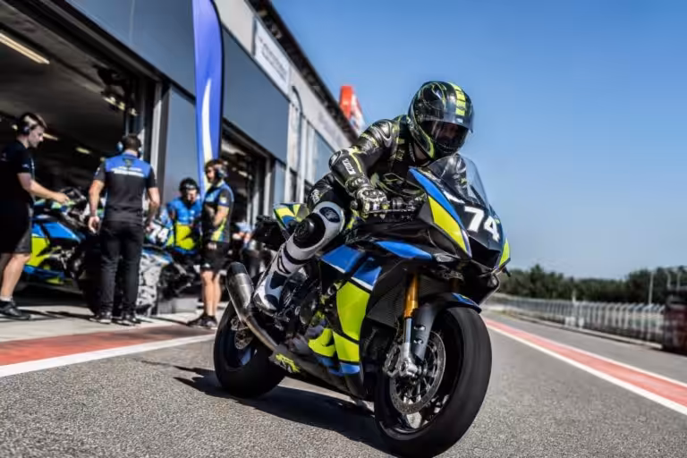 découvrez l'arrivée d'un nouveau talent au sein du junior team pour la prochaine épreuve du championnat de france superbike, une étape clé pour la relève du motocyclisme français.