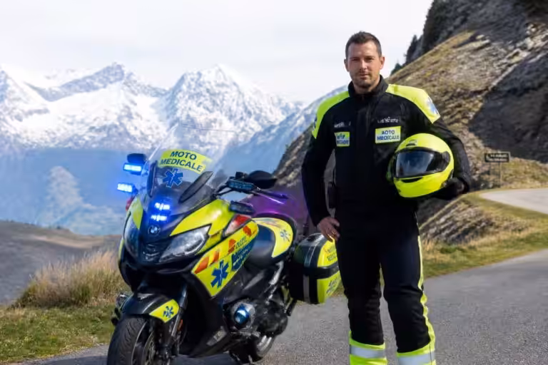 découvrez yoann petitpoisson, pilote de la moto médicale en savoie, toujours prêt à intervenir rapidement pour sauver des vies.