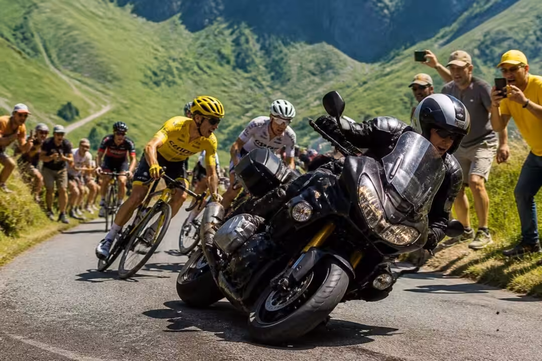 découvrez comment une erreur du motard a provoqué un incident lors du tour de france 2026, impactant le déroulement de cette grande course cycliste.
